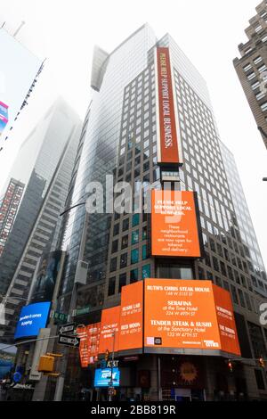 Grand panneau LED encourageant la coopération lors des sanctions contre le coronavirus, Times Square, New York City, États-Unis Banque D'Images