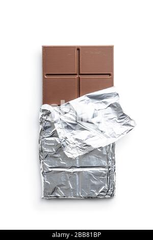 Barre de chocolat enveloppée dans une feuille d'aluminium isolée sur fond blanc. Banque D'Images