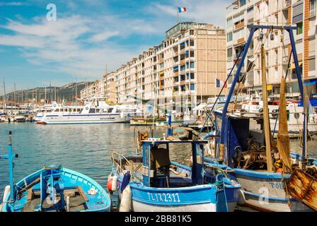 Toulon, France - septembre 2011 : bateaux de pêche dans le port de Toulon avec bâtiments en bord de mer en arrière-plan Banque D'Images