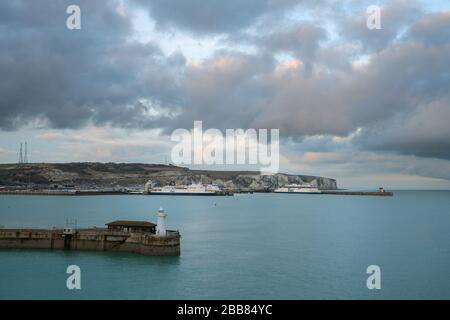 DOUVRES, GRANDE-BRETAGNE - 5 FÉVRIER 2020: Image panoramique du terminal de ferry de Douvres avec les falaises blanches en arrière-plan au coucher du soleil en février Banque D'Images