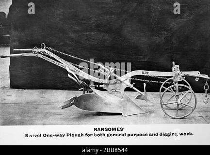 Photo noir et blanc vintage. Machines agricoles anciennes. Un charrue orientable à sens unique Ransomes pour les travaux à usage général et les travaux d'excavation. Produit par Ransomes Sims et Jefferies d'Ipswich, Angleterre. Banque D'Images