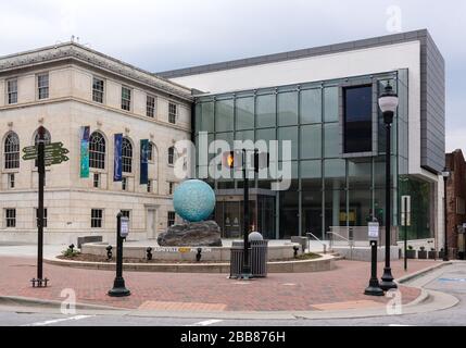 Le musée d'art Asheville est la façade de l'exposition sculpturale d'art public réflexions sur l'unité par Henry Richardson, à Asheville, Caroline du Nord, États-Unis. Banque D'Images