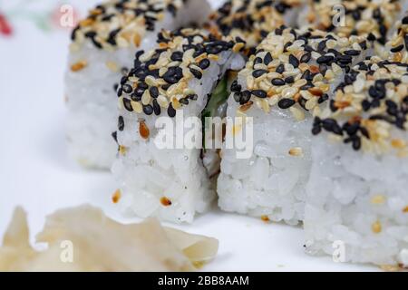 Graines de sésame sur riz, gros plan. Rouleaux. Banque D'Images