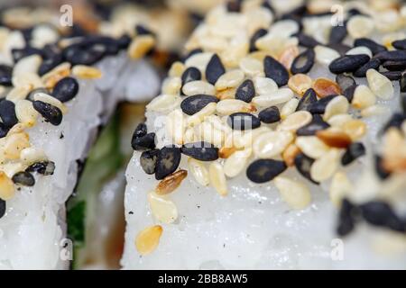 Graines de sésame sur riz, gros plan. Rouleaux. Banque D'Images