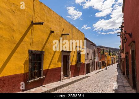 Mexique, État de Guanajuato, San Miguel de Allende, bâtiments de l'époque coloniale espagnole bordant une rue Banque D'Images