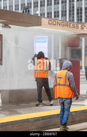 Detroit, Michigan, États-Unis. 30 mars 2020. Les travailleurs désinfectent un abri de transport en commun dans le centre-ville de Detroit. Crédit: Jim West/Alay Live News Banque D'Images