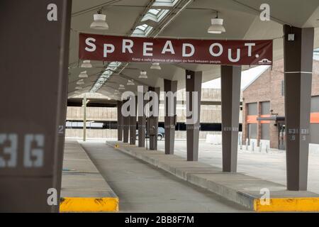 Detroit, Michigan, États-Unis. 30 mars 2020. Un signe sur le marché de l'est demande instamment des distanciation sociale. Crédit: Jim West/Alay Live News Banque D'Images