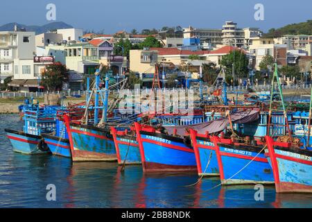 Bateaux de pêche sur la rivière Cai, Nha Trang City, Vietnam, Asie Banque D'Images