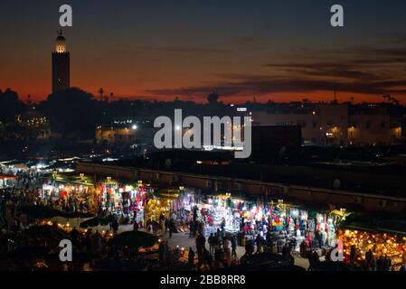 Le marché Jemaa el-Fna de nuit à Marrakech, vu depuis une terrasse sur le toit. Beaucoup de stands de nourriture, les touristes et les gens du coin mangent. Banque D'Images