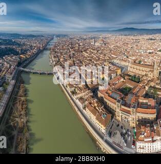 Panorama aérien de Florence au lever du soleil, Firenze, Toscane, Italie, cathédrale, rivière, drone pint vue, montagnes est en arrière-plan Banque D'Images