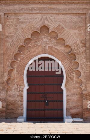 La mosquée Kutubiyya est située dans le quartier médina de Marrakech, au sud-ouest, près de la célèbre place de Jemaa el-Fna, et est bordée de grands jardins. Banque D'Images