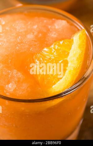 Apéritif glacé maison Spitz slushy avec une orange Banque D'Images