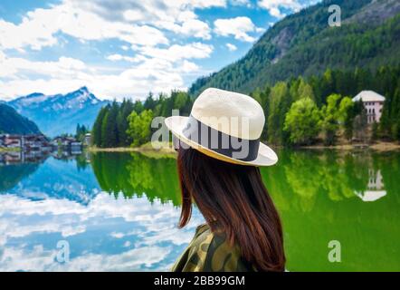 Retour des femmes de voyage et vue sur le paysage du lac Alleghe dans les Dolomites, Italie en été Banque D'Images