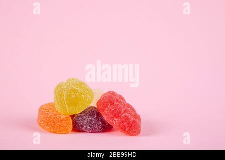 Groupe de bonbons sur un fond rose Banque D'Images