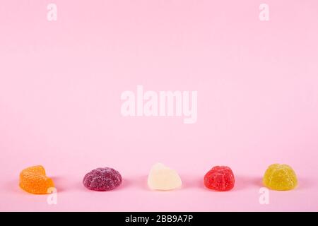 gelée de bonbons colorée sur fond rose Banque D'Images