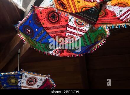 De beaux parapluies décoratifs pendus à l'envers d'un plafond. Banque D'Images