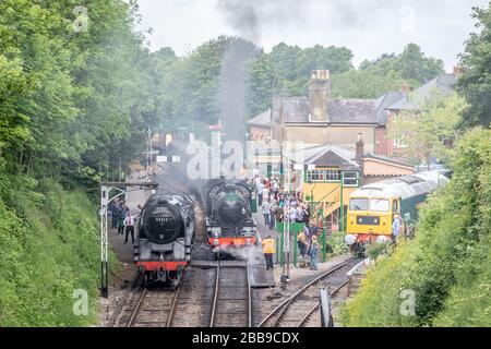 BR '9F' 2-10-0 No. 92212 et SR'S15' 4-6-0 No. 506 attendre à la gare d'Alresford, Hampshire sur le chemin de fer Mid-Hants - 2 juin 2019 Banque D'Images