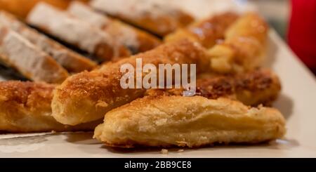 Gros plan sur les quesitos, une pâtisserie latino-américaine remplie de fromage à la crème. Banque D'Images