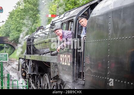 BR '9F' 2-10-0 No 92212 attend à la gare d'Alresford, Hampshire sur le Mid-Hants Railway - 2 juin 2019 Banque D'Images