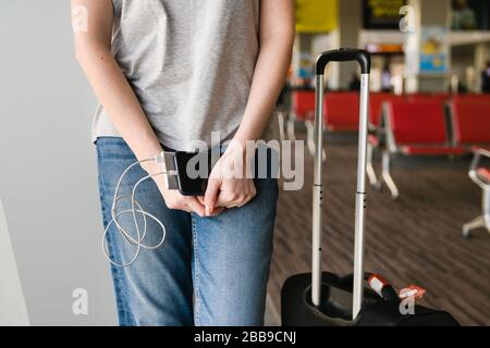 Voyageur féminin avec appareils mobiles et valise Banque D'Images