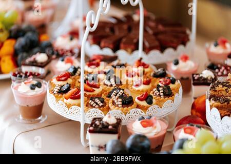 Bonbon bar sur une fête de mariage avec des gâteaux et des fruits colorés Banque D'Images