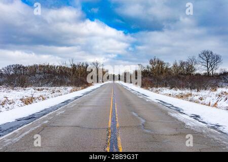 Vide Snow Doubed Road dans la banlieue de Chicago Banque D'Images