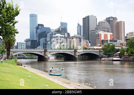 Quartier des affaires central de l'autre côté de la rivière Yarra, City Central, Melbourne, Victoria, Australie Banque D'Images