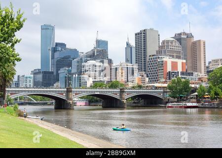 Quartier des affaires central de l'autre côté de la rivière Yarra, City Central, Melbourne, Victoria, Australie Banque D'Images