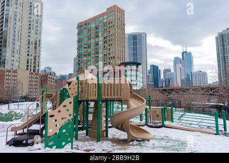 Aire de jeu vide au parc Ward à River North Chicago en hiver Banque D'Images