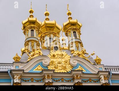 Dômes d'oignons dorés du Palais Catherine, du village des tsars, de Tsarskoe Selo, de Pouchkine, Fédération de Russie Banque D'Images