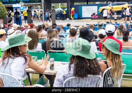 Les jeunes femmes portent des chapeaux en liège sur disquette sur Garden Square à Melbourne Open 2020 tournoi de tennis, City Central, Melbourne, Victoria, Australie Banque D'Images
