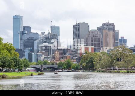 Quartier des affaires central de l'autre côté de la rivière Yarra, City Central, Melbourne, Victoria, Australie Banque D'Images