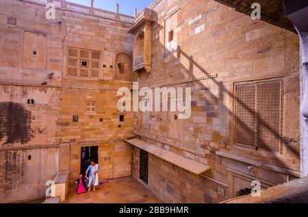 JAISALMER, INDE – 29 NOVEMBRE 2019 : vue intérieure du palais du fort Jaisalmer. C'est le site du patrimoine mondial de l'UNESCO, également une attraction touristique très populaire. Banque D'Images