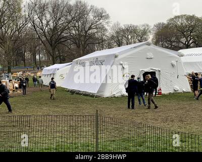 New York, États-Unis. 30 mars 2020. (NOUVEAU) Covid-19: Samaritan's Purse 68-bed hôpital de secours à New York . 30 mars 2020, New York, États-Unis: L'aide internationale Purse de Samaritan est en cours de mise en place d'un hôpital de terrain de 68 lits avec une unité de soins respiratoires spéciale dans Central Park juste en face de l'hôpital Mount Sinai sur la 5ème Avenue entre 98 et 100 rue . Le président du porte-monnaie de Samaritan est Franklin Graham, fils du célèbre prédicateur américain Billy Graham. Crédit: ZUMA Press, Inc./Alay Live News Banque D'Images