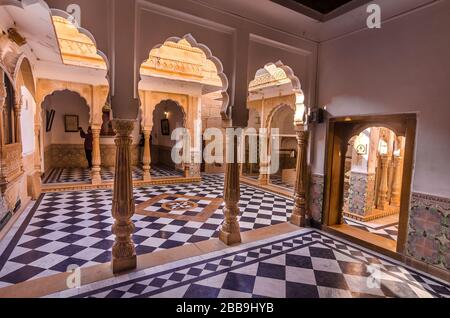 JAISALMER, INDE – 29 NOVEMBRE 2019 : vue intérieure du palais du fort Jaisalmer. C'est le site du patrimoine mondial de l'UNESCO, également une attraction touristique très populaire. Banque D'Images