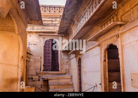 JAISALMER, INDE – 29 NOVEMBRE 2019 : vue intérieure du palais du fort Jaisalmer. C'est le site du patrimoine mondial de l'UNESCO, également une attraction touristique très populaire. Banque D'Images