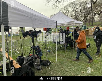 New York, États-Unis. 30 mars 2020. (NOUVEAU) Covid-19: Samaritan's Purse 68-bed hôpital de secours à New York . 30 mars 2020, New York, États-Unis: L'aide internationale Purse de Samaritan est en cours de mise en place d'un hôpital de terrain de 68 lits avec une unité de soins respiratoires spéciale dans Central Park juste en face de l'hôpital Mount Sinai sur la 5ème Avenue entre 98 et 100 rue . Le président du porte-monnaie de Samaritan est Franklin Graham, fils du célèbre prédicateur américain Billy Graham. Crédit: ZUMA Press, Inc./Alay Live News Banque D'Images