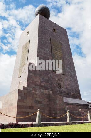 QUITO, ÉQUATEUR - 30 JUILLET 2018 : une photo du côté sud et ouest du Monument à l'Équateur. Banque D'Images