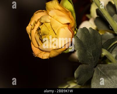 Une rose jaune en tissu. Banque D'Images