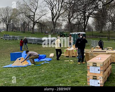 New York, États-Unis. 30 mars 2020. (NOUVEAU) Covid-19: Samaritan's Purse 68-bed hôpital de secours à New York . 30 mars 2020, New York, États-Unis: L'aide internationale Purse de Samaritan est en cours de mise en place d'un hôpital de terrain de 68 lits avec une unité de soins respiratoires spéciale dans Central Park juste en face de l'hôpital Mount Sinai sur la 5ème Avenue entre 98 et 100 rue . Le président du porte-monnaie de Samaritan est Franklin Graham, fils du célèbre prédicateur américain Billy Graham. Crédit: ZUMA Press, Inc./Alay Live News Banque D'Images