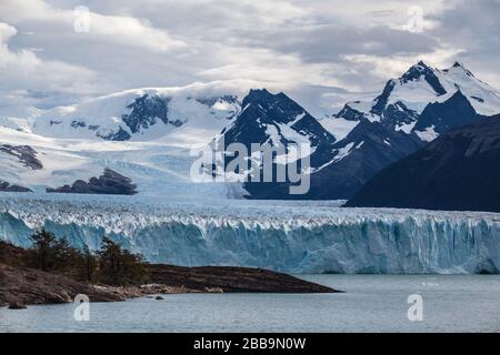 Perito Moreno glacier gelé glace champs paysage de montagne nuageux automne jour Banque D'Images