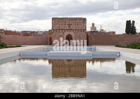 Le Palais El Badi est une attraction touristique majeure de Marrakech ainsi qu'un espace d'exposition; le Minbar de la mosquée Kutubiyya est exposé ici. Banque D'Images