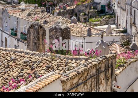 Vue panoramique à Monte Sant'Angelo, ancien village de la province de Foggia, Pouilles (Pouilles), Italie. Banque D'Images