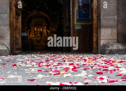 OTAVALO, ÉQUATEUR - 28 JUILLET 2018 : pétales de rose après avoir été jetés à la sortie mariage devant l'église San Luis. Banque D'Images