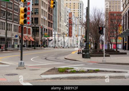 Detroit, Michigan, États-Unis. 30 mars 2020. Le centre-ville de Detroit est presque déserté un lundi matin en raison de la crise du coronavirus. Crédit: Jim West/Alay Live News Banque D'Images