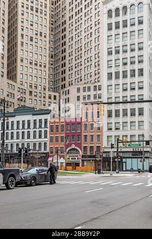 Detroit, Michigan, États-Unis. 30 mars 2020. Un policier est l'une des rares personnes dans les rues du centre-ville de Detroit. Les rues sont presque désertées un lundi matin en raison de la crise du coronavirus. Crédit: Jim West/Alay Live News Banque D'Images