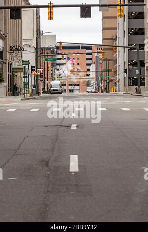 Detroit, Michigan, États-Unis. 30 mars 2020. Le centre-ville de Detroit est presque déserté un lundi matin en raison de la crise du coronavirus. Crédit: Jim West/Alay Live News Banque D'Images