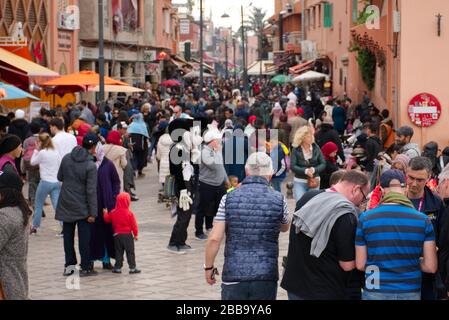 Une rue commerciale animée avec des boutiques et des touristes dans le Coeur de Marrakech (Médina) Banque D'Images