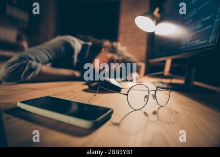 Flou photo de la peau jolie sombre dame d'affaires s'est endormi près de surveiller travail heures supplémentaires délai termes spécifications téléphone couché table porter décontracté Banque D'Images