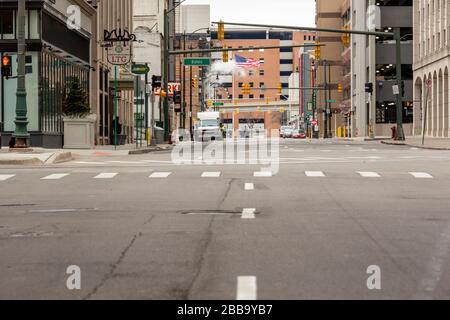 Detroit, Michigan, États-Unis. 30 mars 2020. Le centre-ville de Detroit est presque déserté un lundi matin en raison de la crise du coronavirus. Crédit: Jim West/Alay Live News Banque D'Images